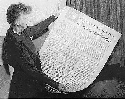Eleanor Roosevelt exibe a edição em espanhol do Jornal das Nações Unidas contendo a Declaração Universal dos Direitos Humanos (1949).